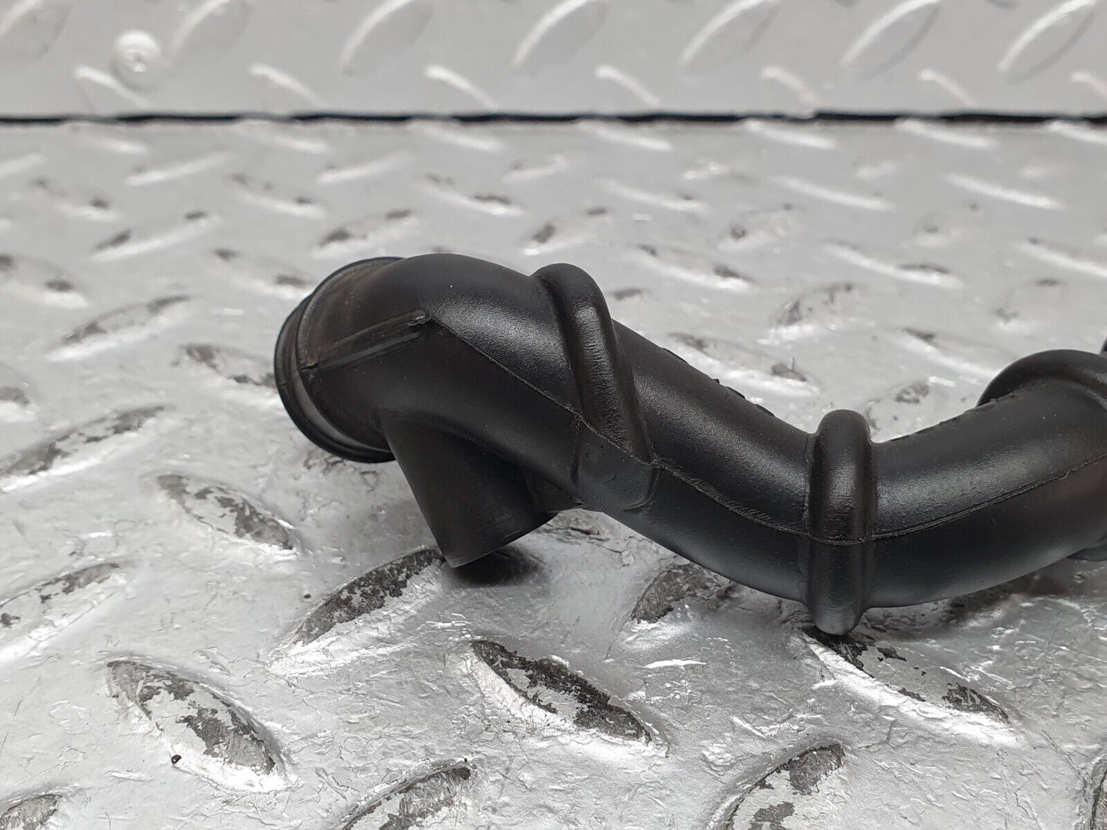 41249 Mercedes-Benz W126 300SE Air Intake Hose Pipe 1030940482