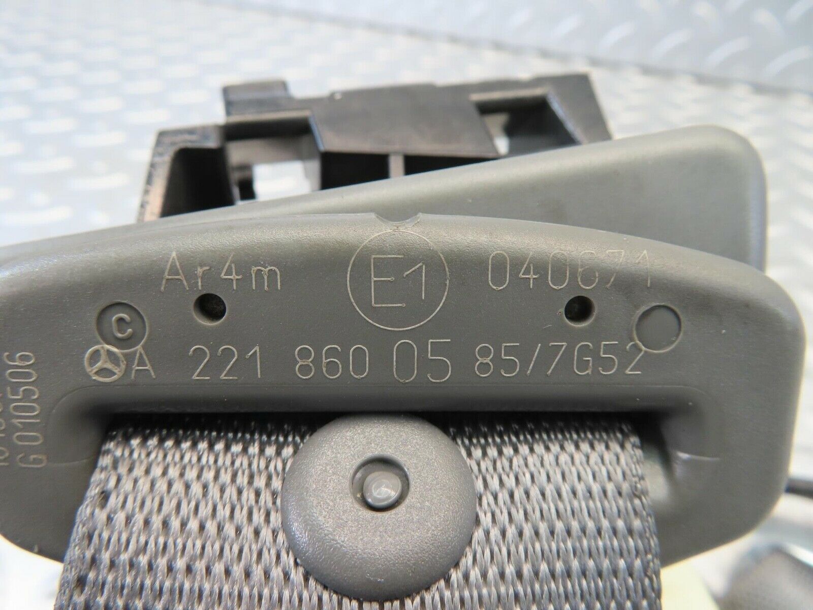 11215 Mercedes-Benz W221 S320 Rear Middle Seat Belt And Buckle 2218600585