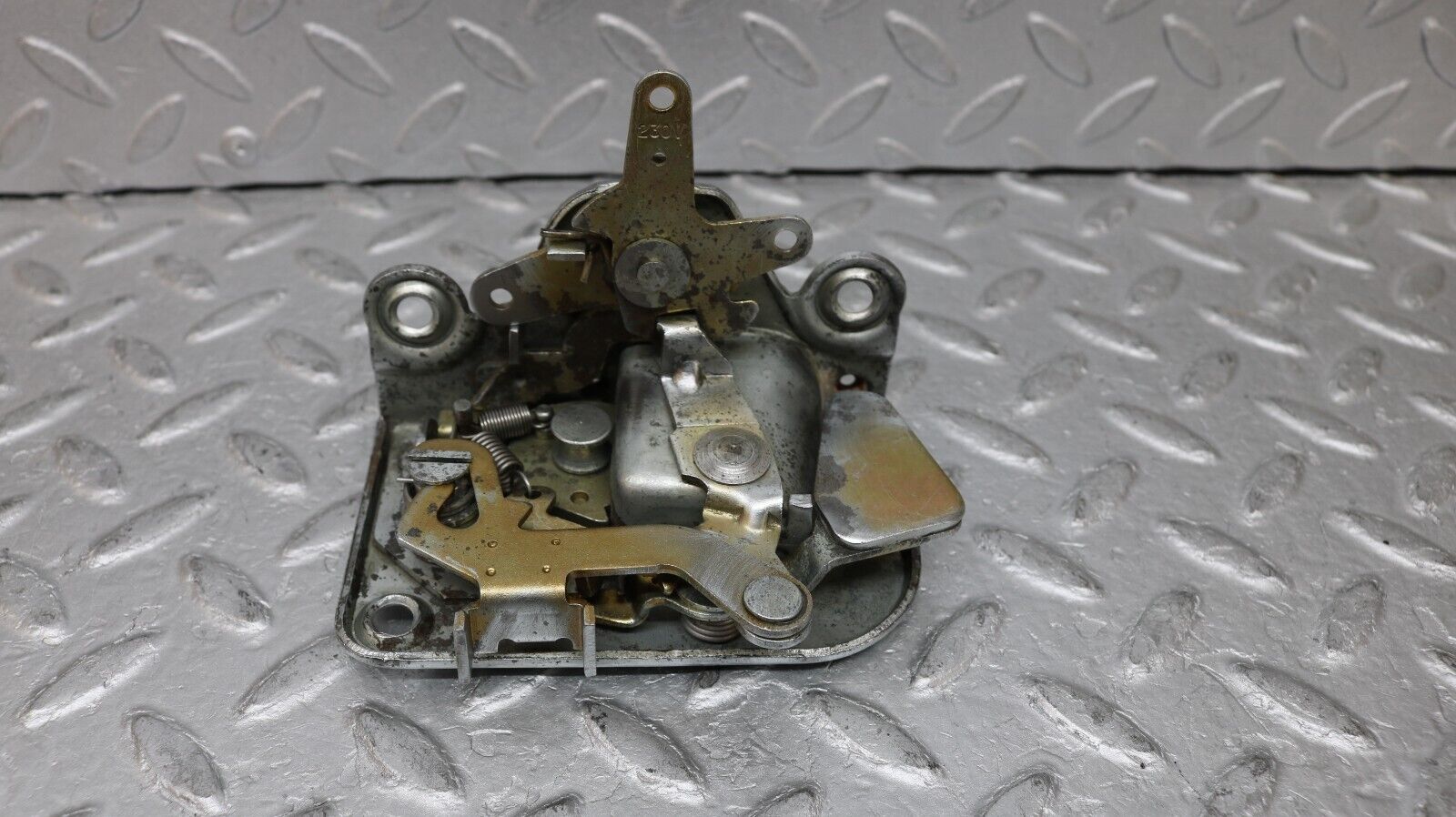 37269 Mercedes-Benz W109 300SEL Rear Left Door Lock Mechanism