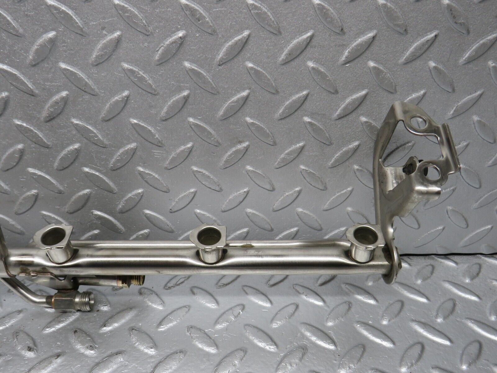 39441 Mercedes-Benz R129 320SL Coupe Fuel Injector Rail With Fuel Pressure Regulator 1040701395