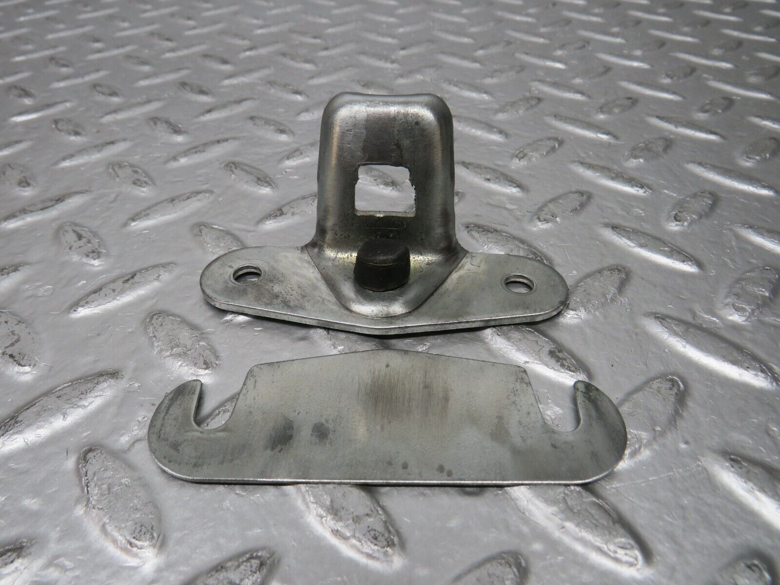 29711 Mercedes-Benz W123 230E Trunk Lock Latch 1237580150