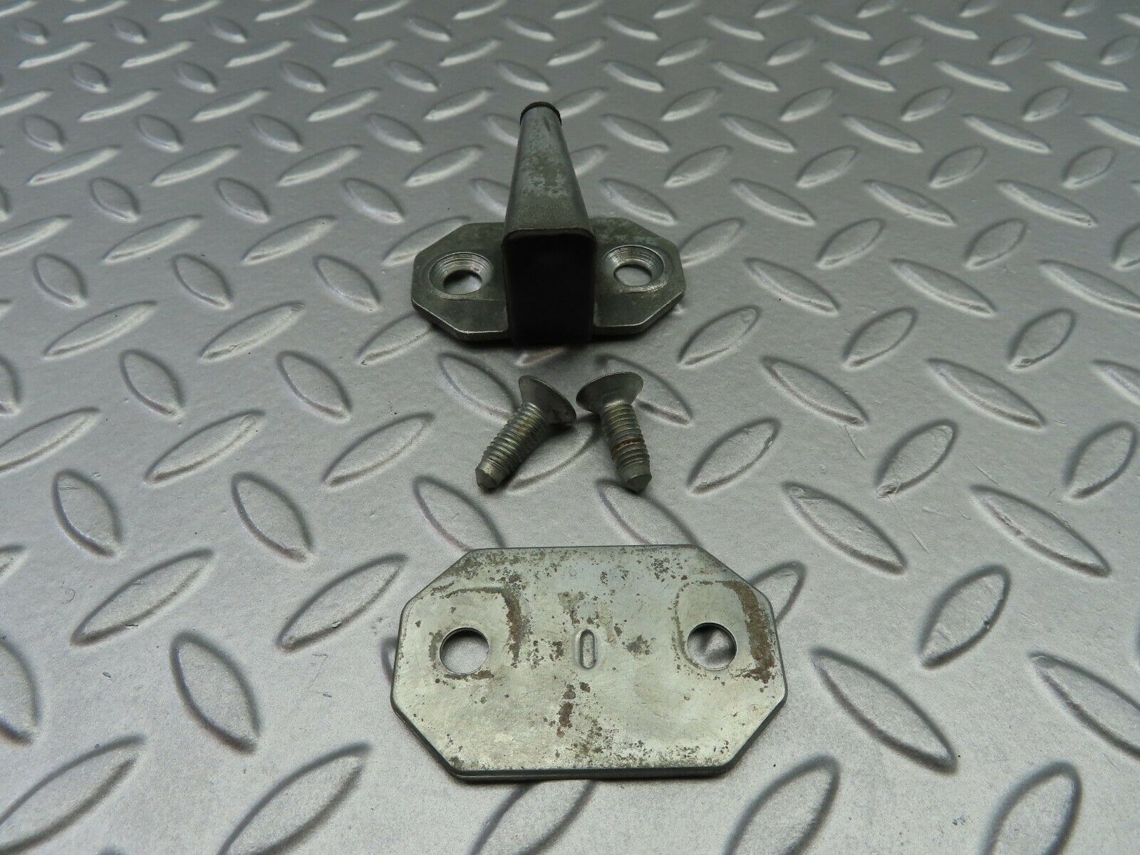 6757 Mercedes-Benz S124 E220 Wagon Door Lock Latch