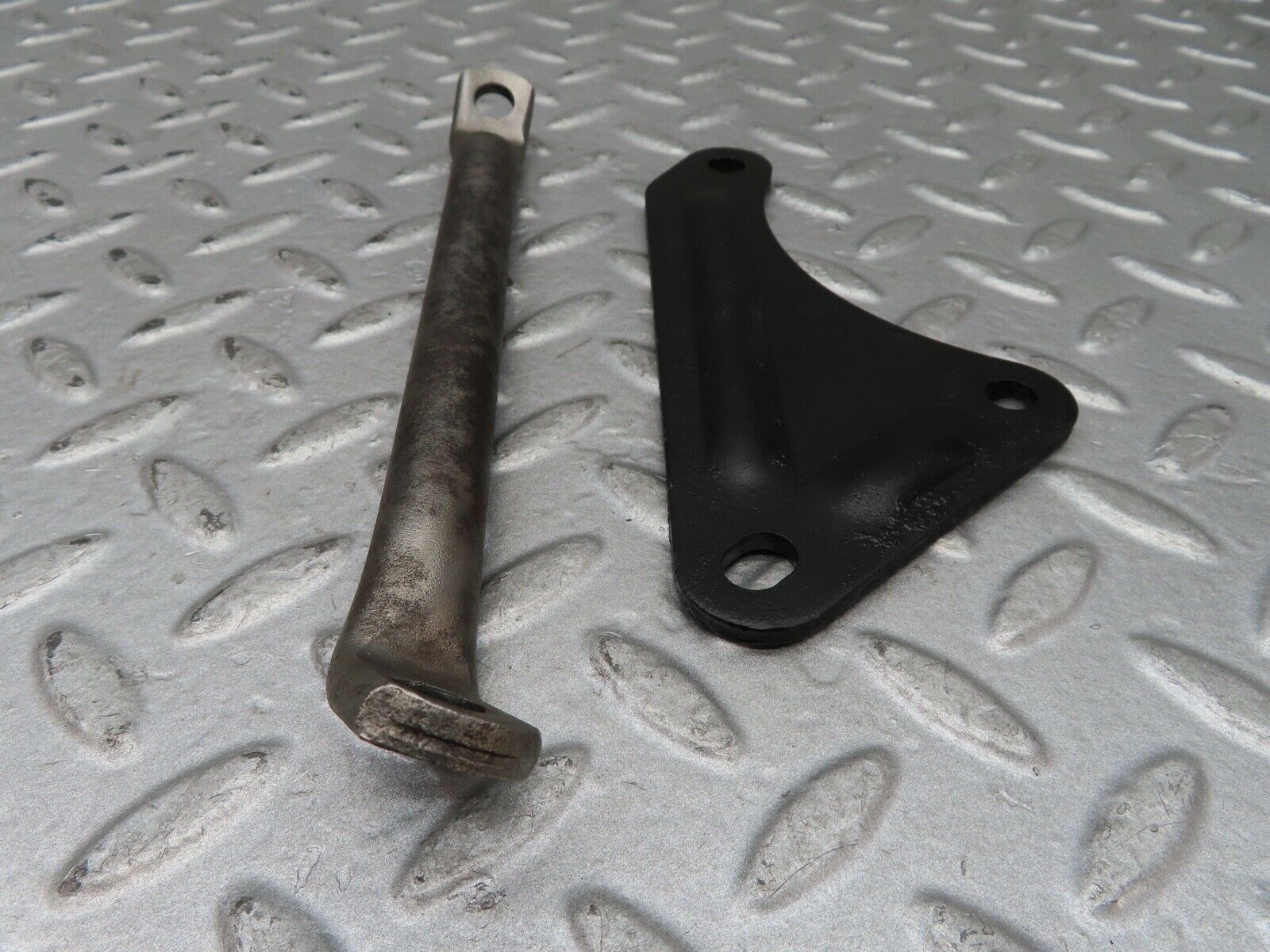 16975 Mercedes-Benz C123 280CE Coupe Power Steering Pump Bracket