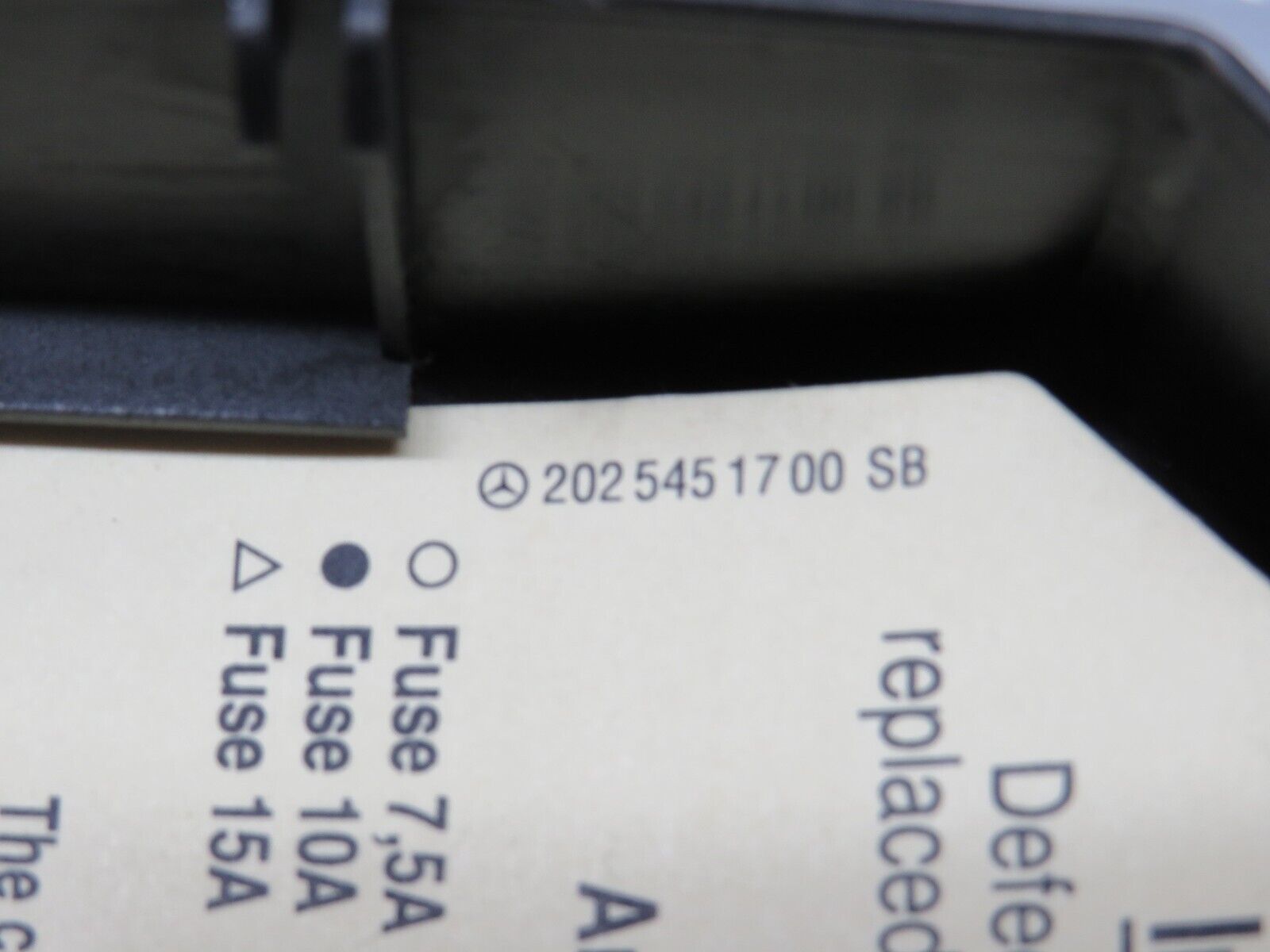 33334 Mercedes-Benz W202 C180 Fuse Box Cover Lid 2025450803 2025451700