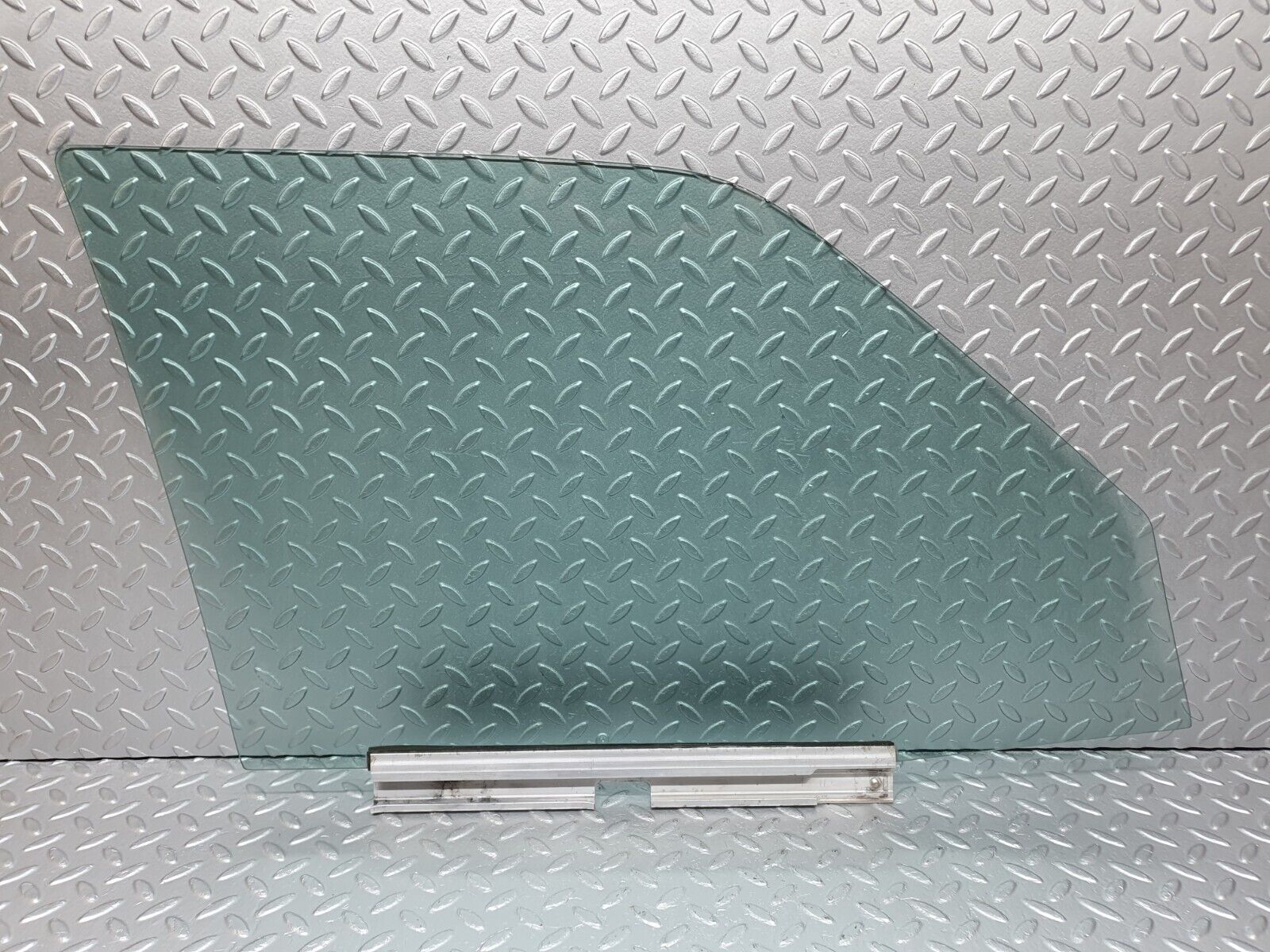 41408 Mercedes-Benz W124 200E Front Left Door Window Glass