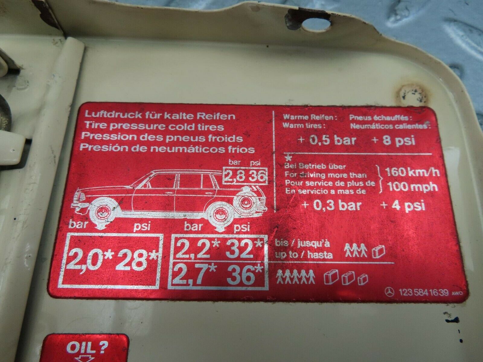 7712 Mercedes-Benz S123 230TE Wagon Fuel Tank Flap Cap 1235841639