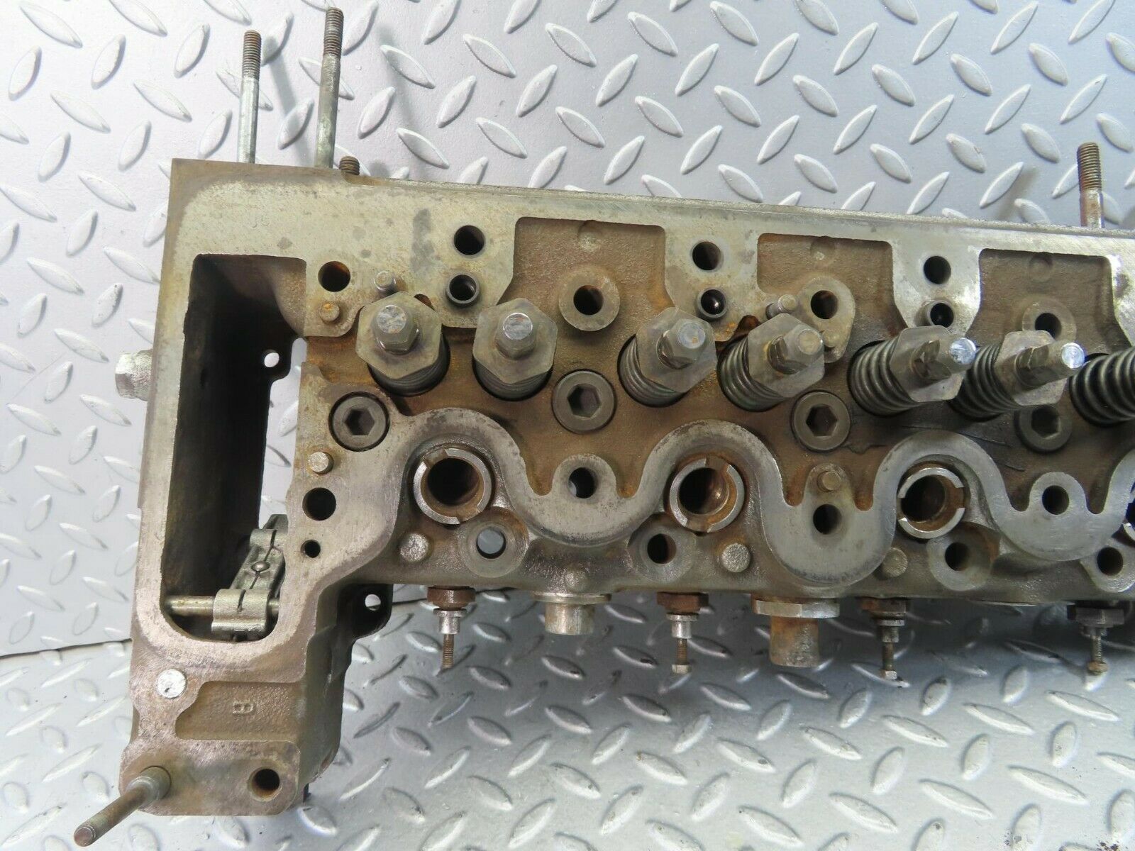 8690 Mercedes-Benz W115 Cylinder Head 6150181101
