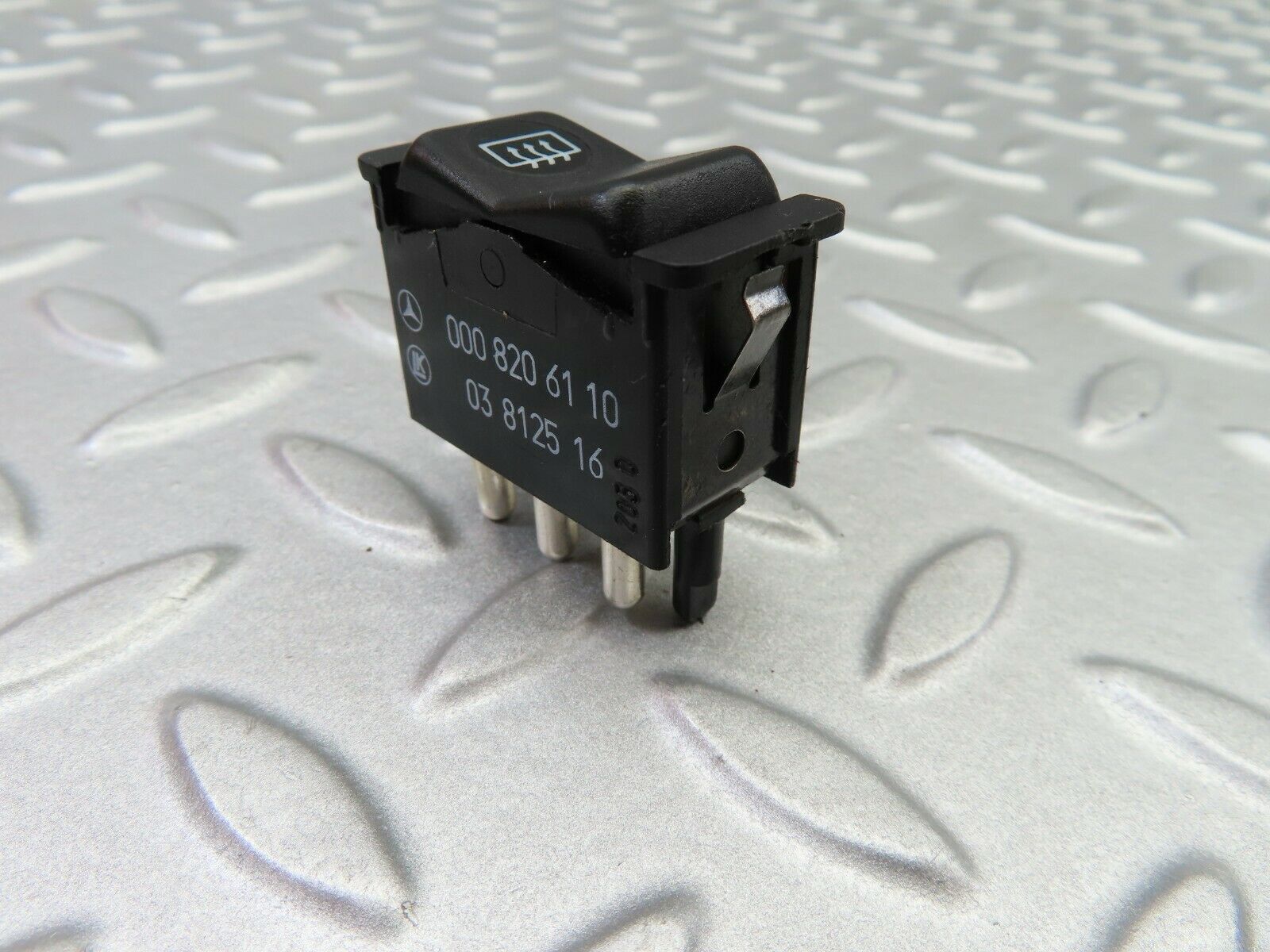 6112 Mercedes-Benz W126 380SE Rear Window Defroster Switch 0008206110