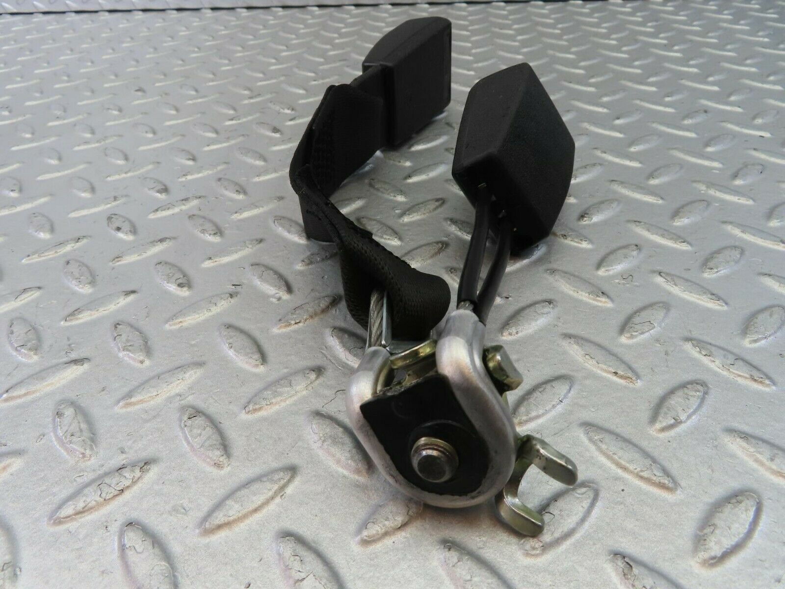 10383 Mercedes-Benz W201 190E Rear Middle Seat Belt Buckle 2018606069