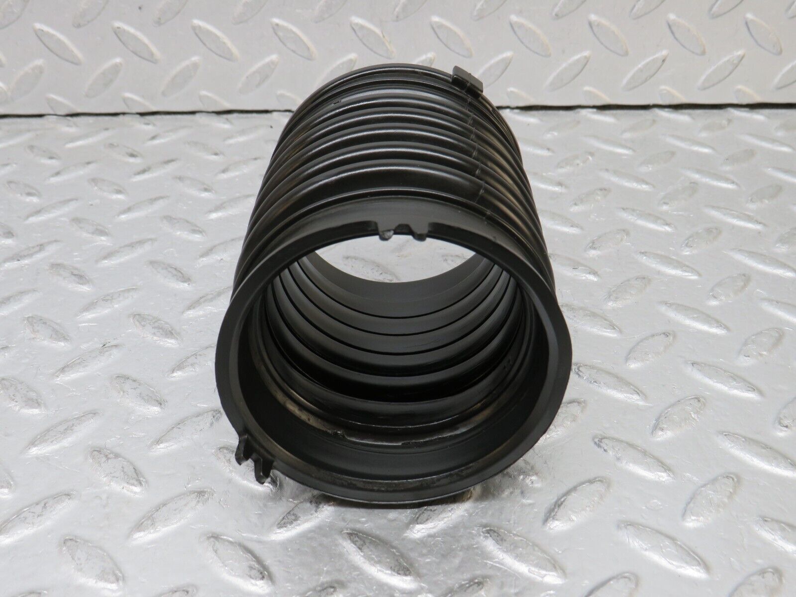 37813 Mercedes-Benz A124 320E Cabriolet Air Intake Hose Pipe 1040940191