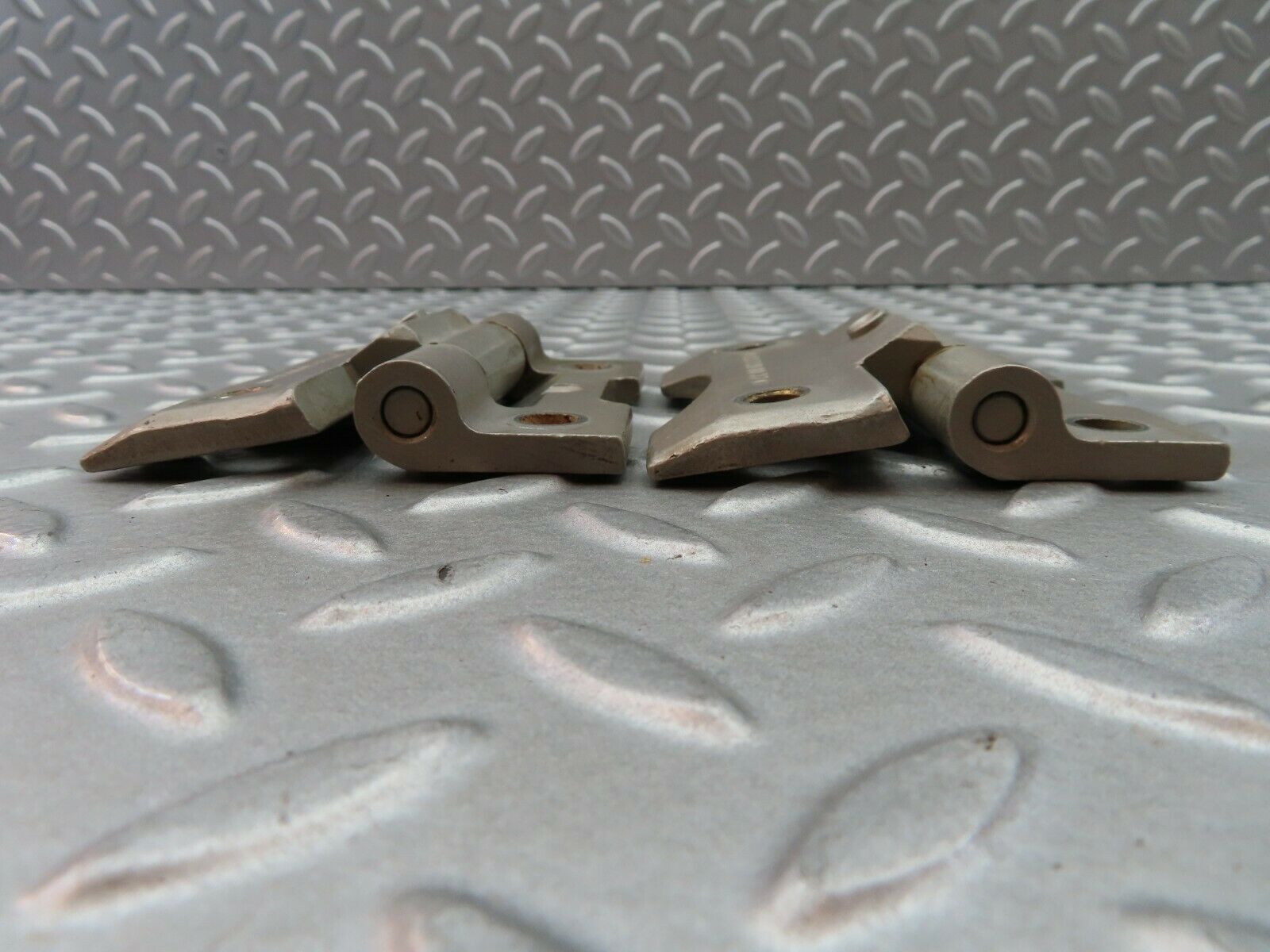 6245 Mercedes-Benz W126 380SE Door Hinge Front Right Pair 1237200037