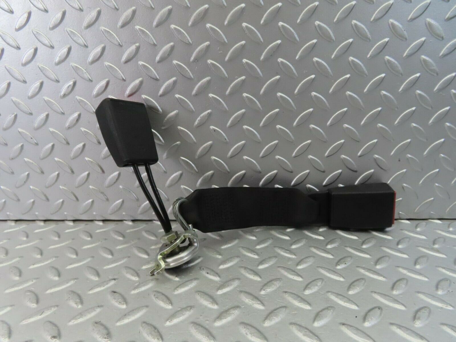 10383 Mercedes-Benz W201 190E Rear Middle Seat Belt Buckle 2018606069