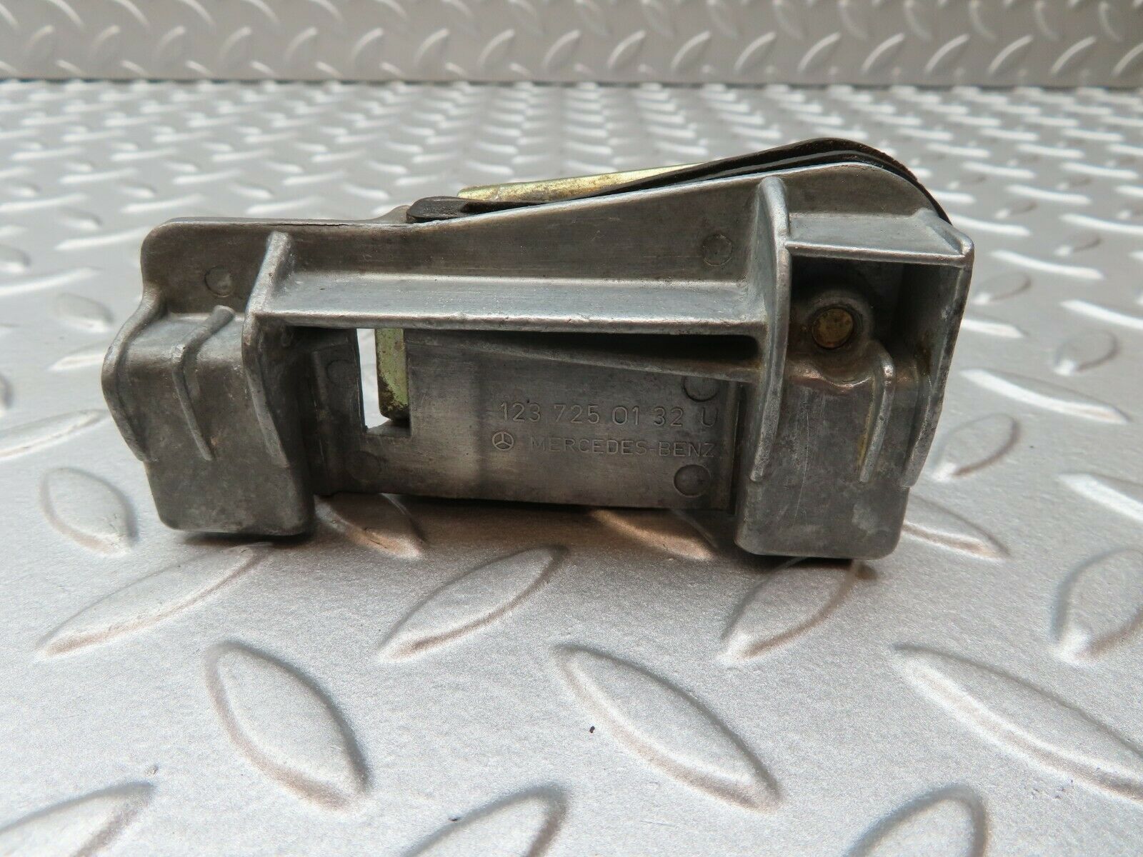 4139 Mercedes-Benz C123 280CE Fixing Clip To The Door Glass 1237250132