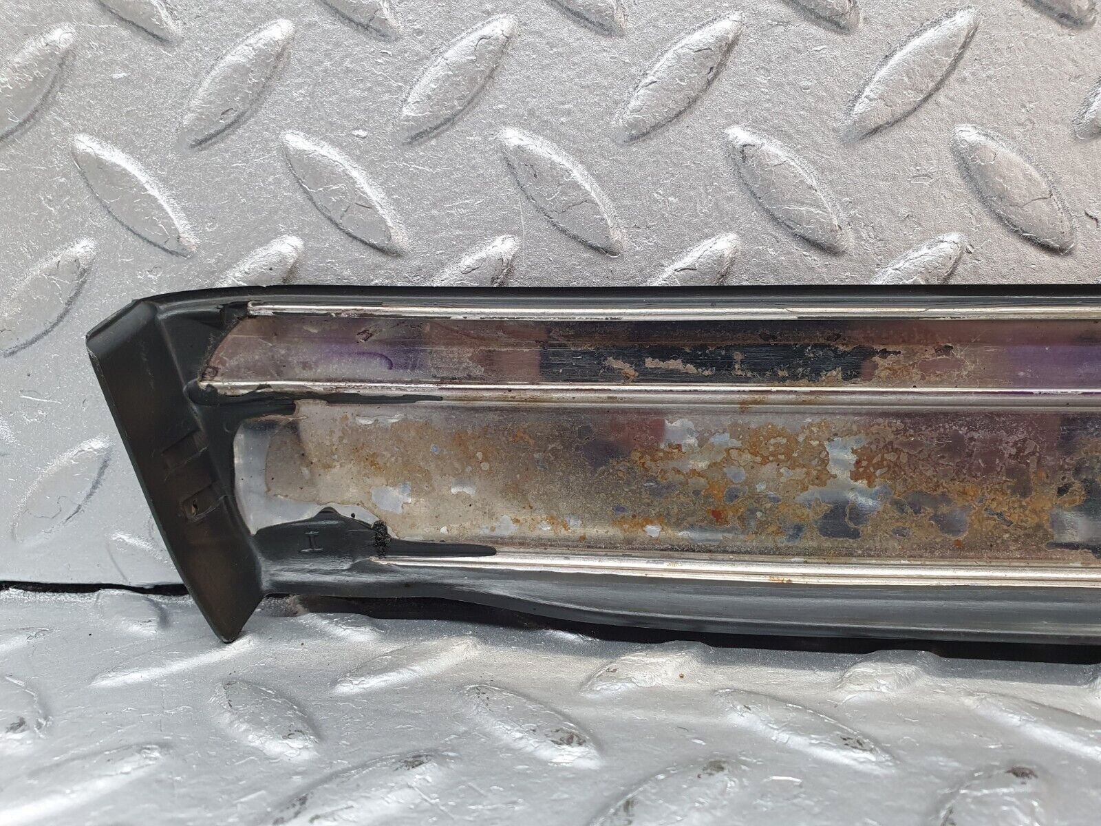 41423 Mercedes-Benz W124 200E Front Right Fender Wing Lower Moulding Trim