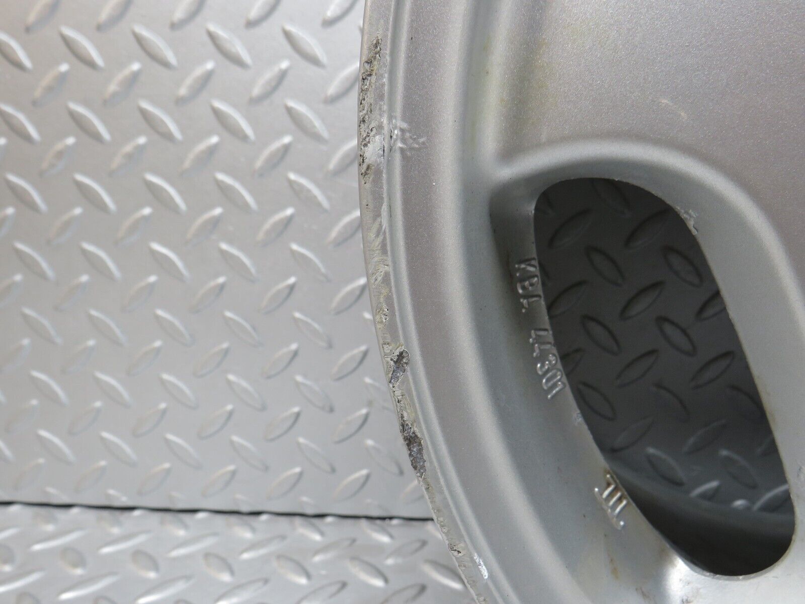 38189 Mercedes-Benz A124 Alloy Wheel 7Jx15H2 ET37 KBA44301