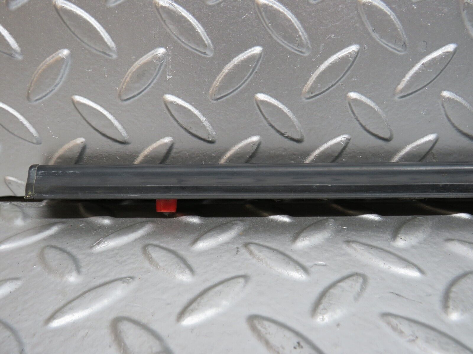 28622 Mercedes-Benz W123 280E Rear Right Door Centre Moulding Trim