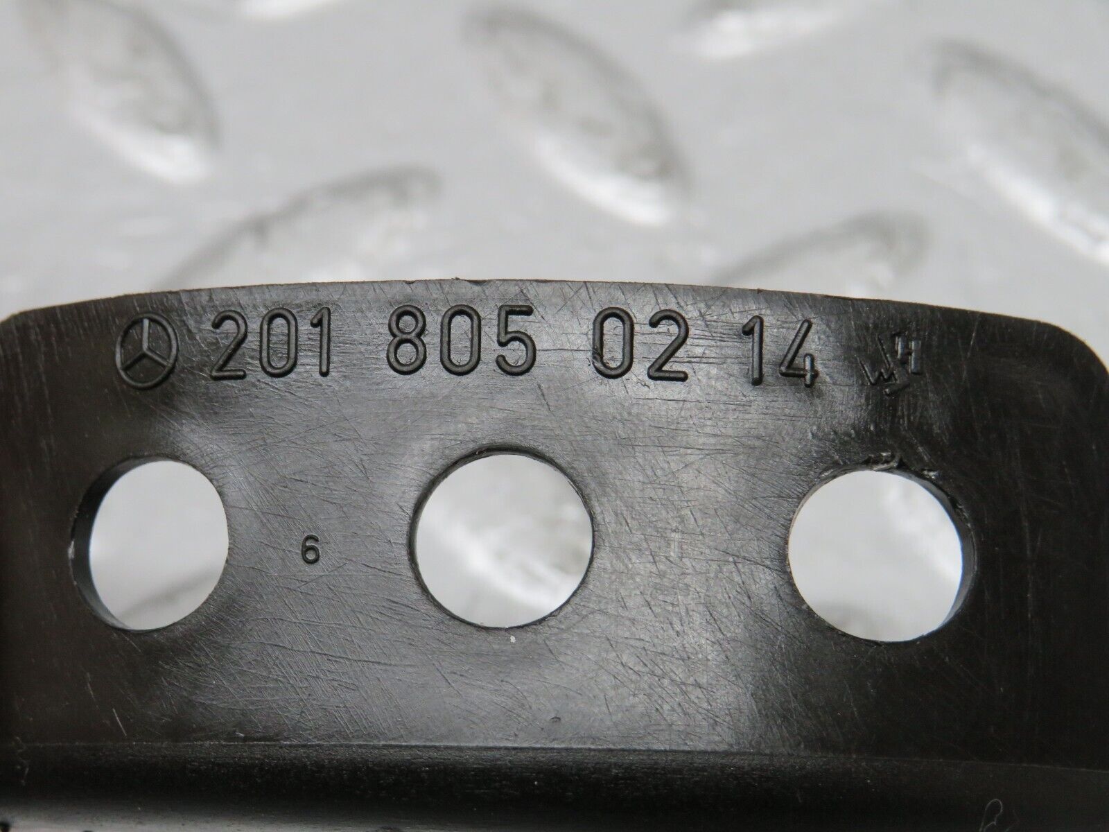 33694 Mercedes-Benz W201 190E 2.0L Vacuum Distributor Bracket 2018050214