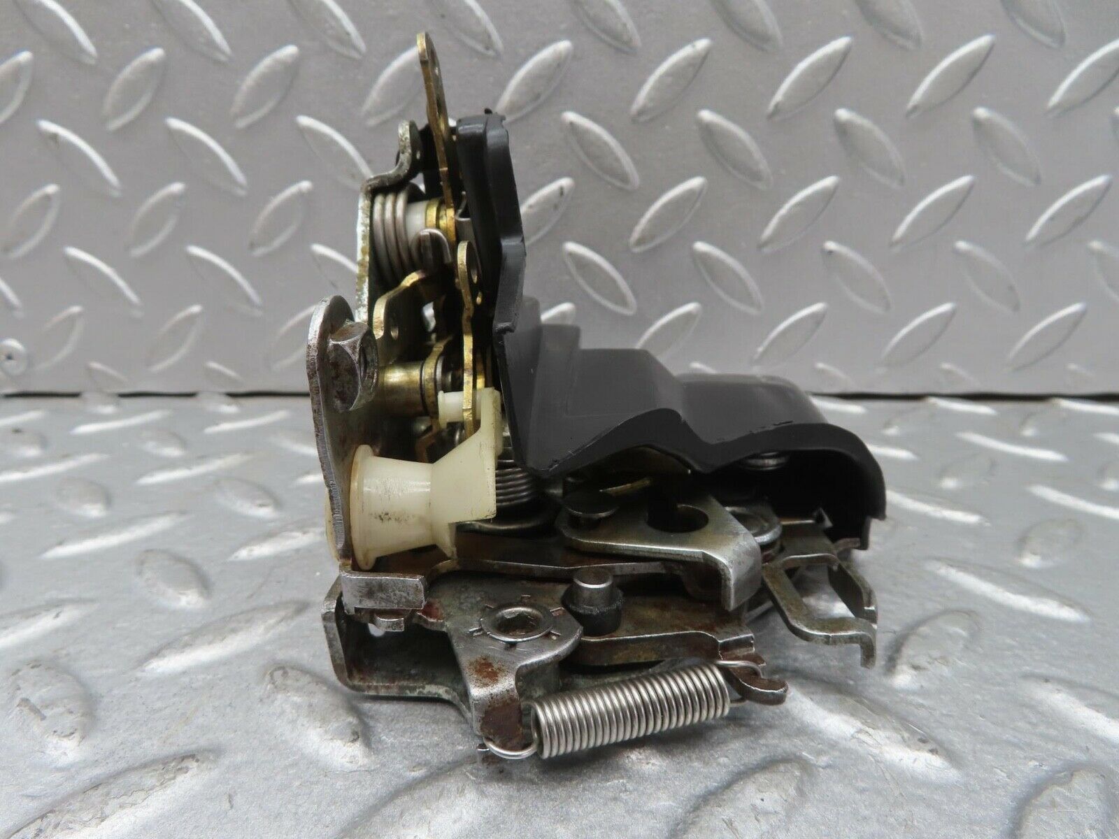 13637 Mercedes-Benz W123 200 Front Left Door Lock Mechanism 1237230108