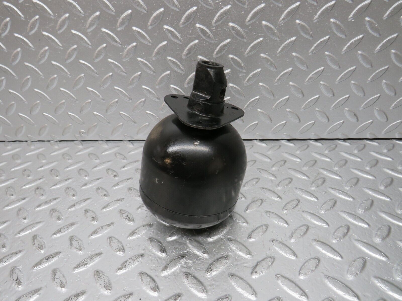 31549 Mercedes-Benz S124 220TE Wagon Rear Suspension Sphere 0037801723