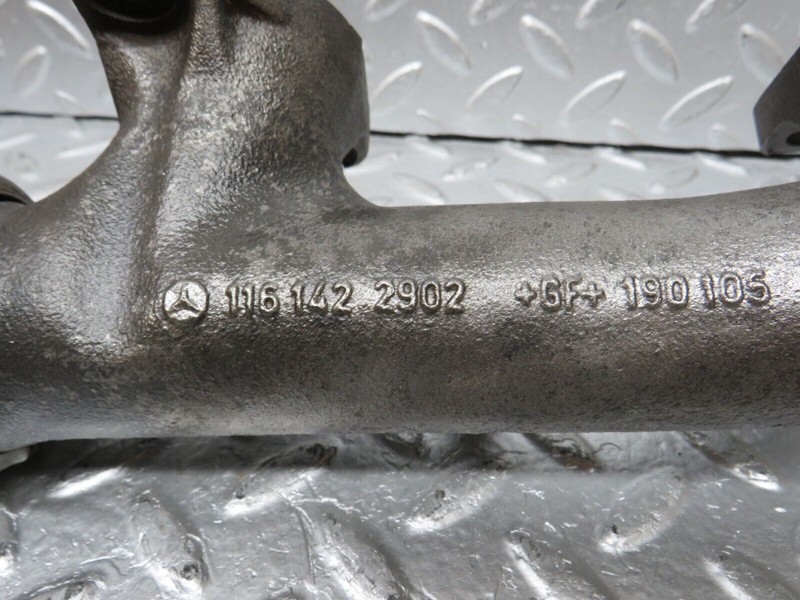 33119 Mercedes-Benz W126 380 V8 Exhaust Manifold Left 1161422302 1161422902