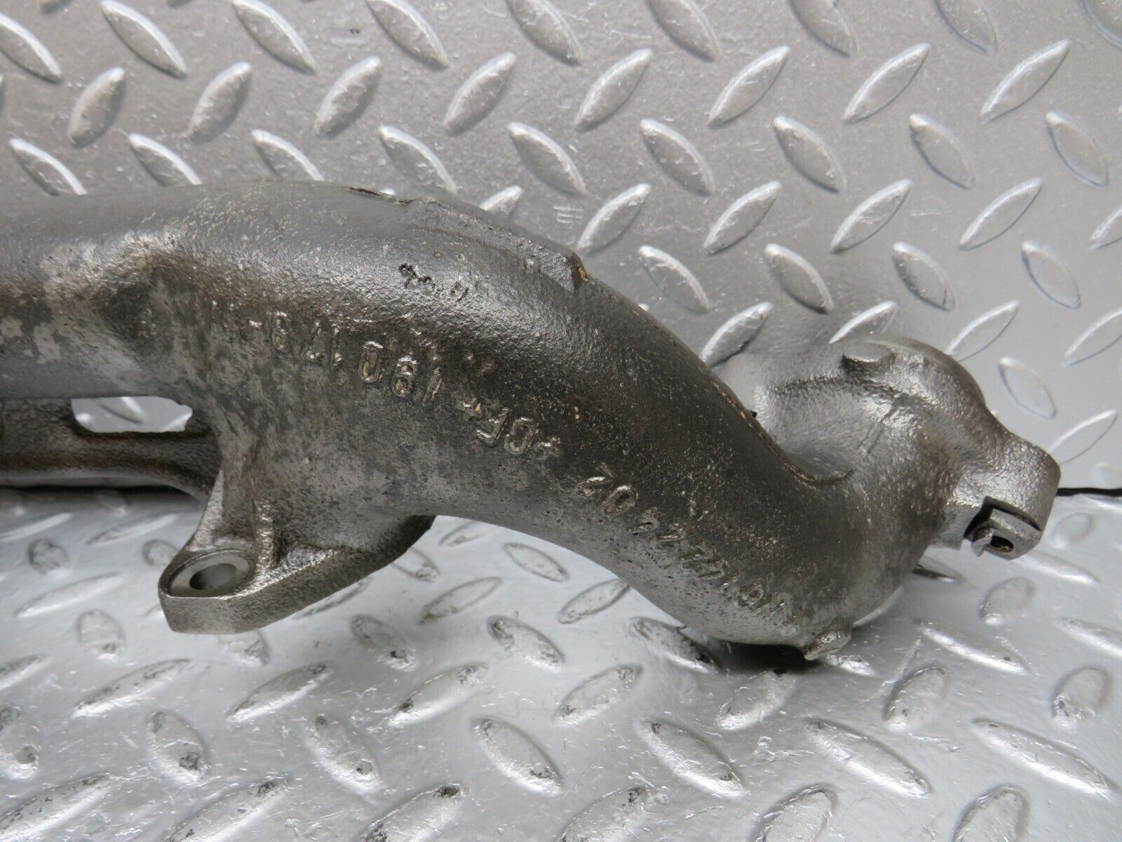 33115 Mercedes-Benz W126 380 V8 Exhaust Manifold Right 1161422402 1161420602