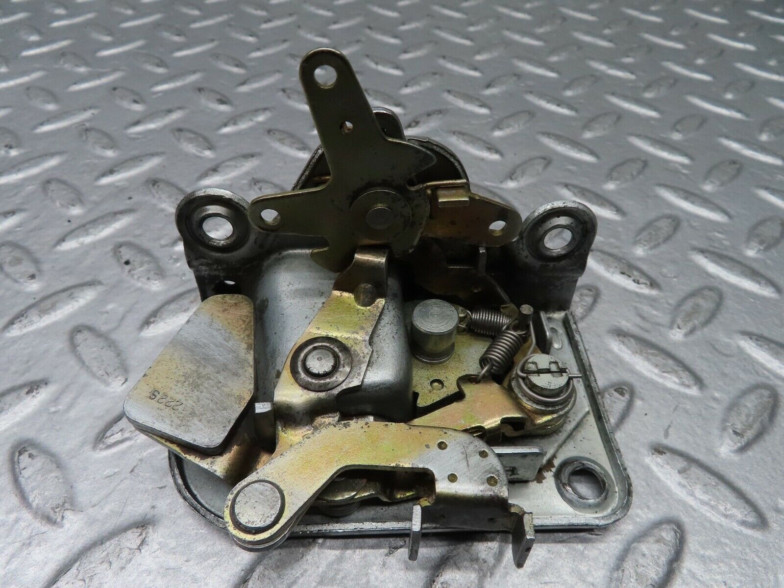 20300 Mercedes-Benz W114 280CE Coupe Right Door Lock Mechanism