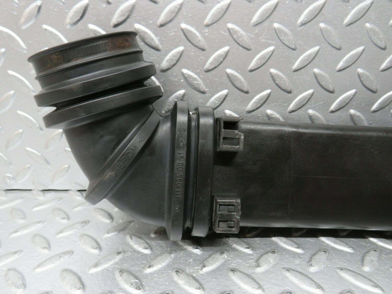 24268 Mercedes-Benz S124 220TE Wagon Air Intake Pipe 1111400012