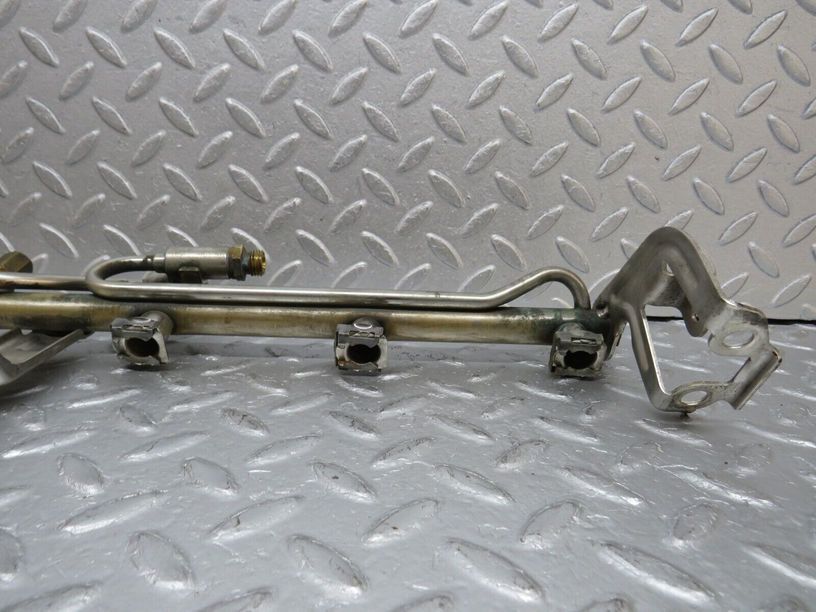 38079 Mercedes-Benz A124 320E Cabriolet Fuel Injector Rail