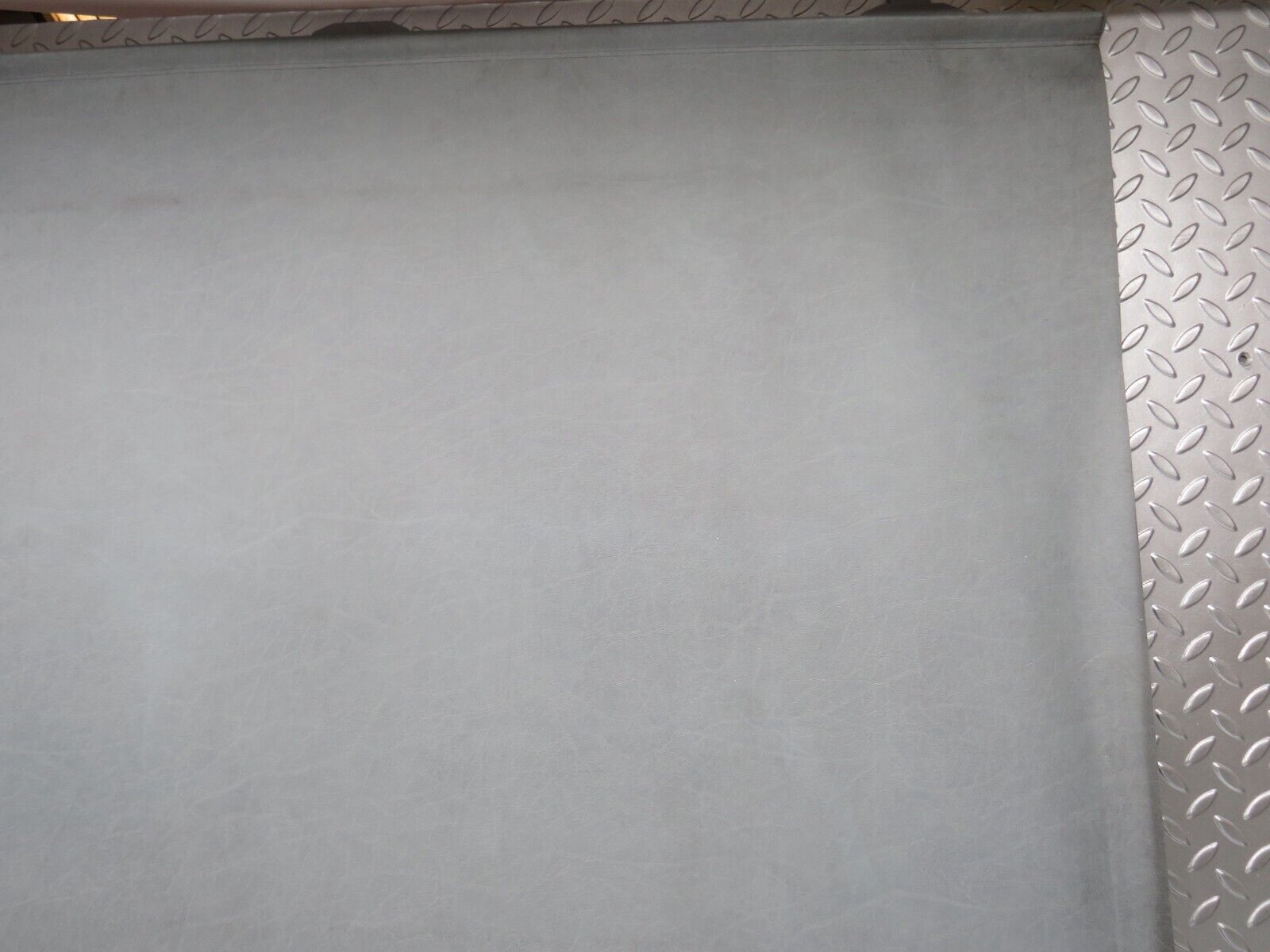 31499 Mercedes-Benz S124 220TE Wagon Trunk Roll Compartment Cover