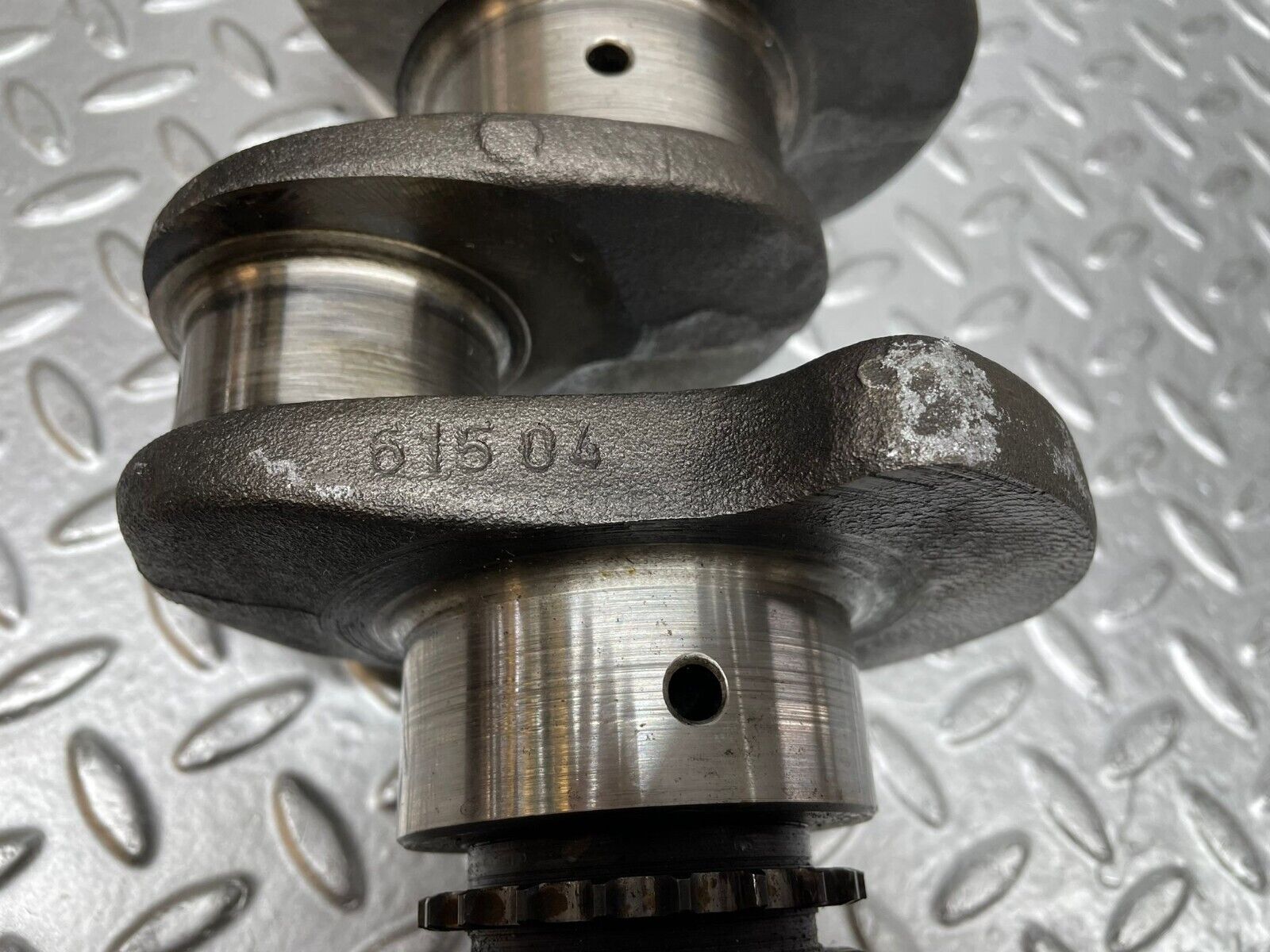 0349 Mercedes-Benz W123 220D Crankshaft  61504