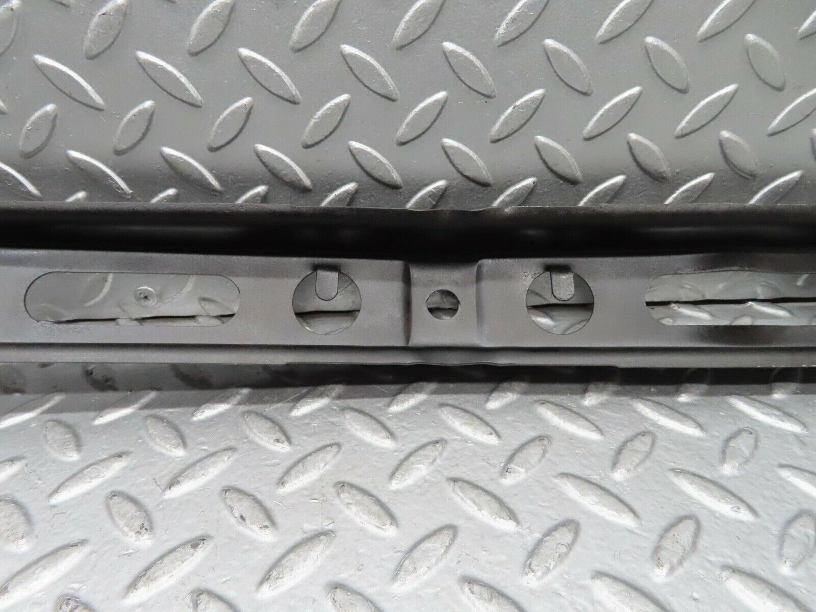 15351 Mercedes-Benz W123 230E Front Bumper Centre Bracket