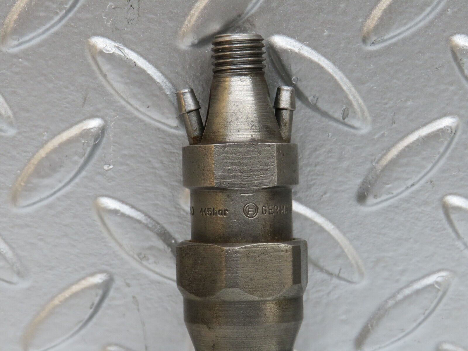 28505 Mercedes-Benz S123 240D Wagon Fuel Injector Bosch KCA30S35/4