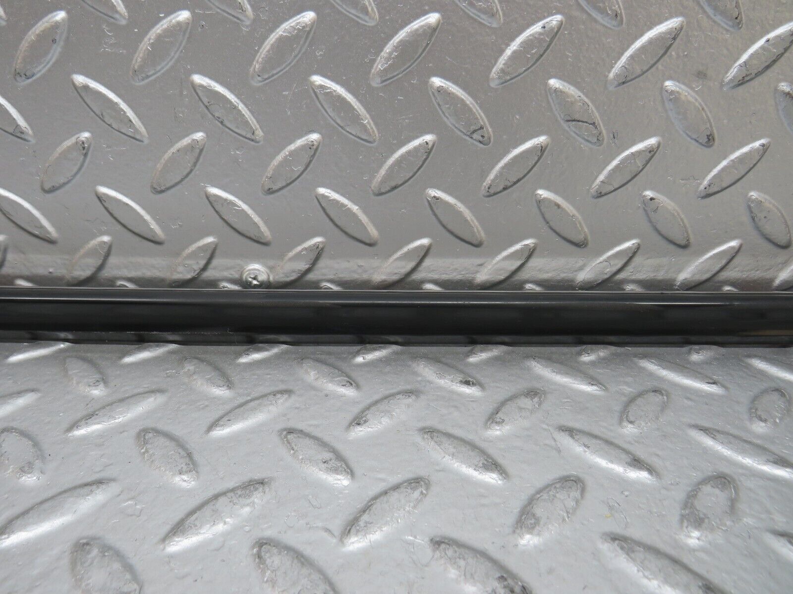 27895 Mercedes-Benz W123 280E Front Left Door Centre Moulding Trim