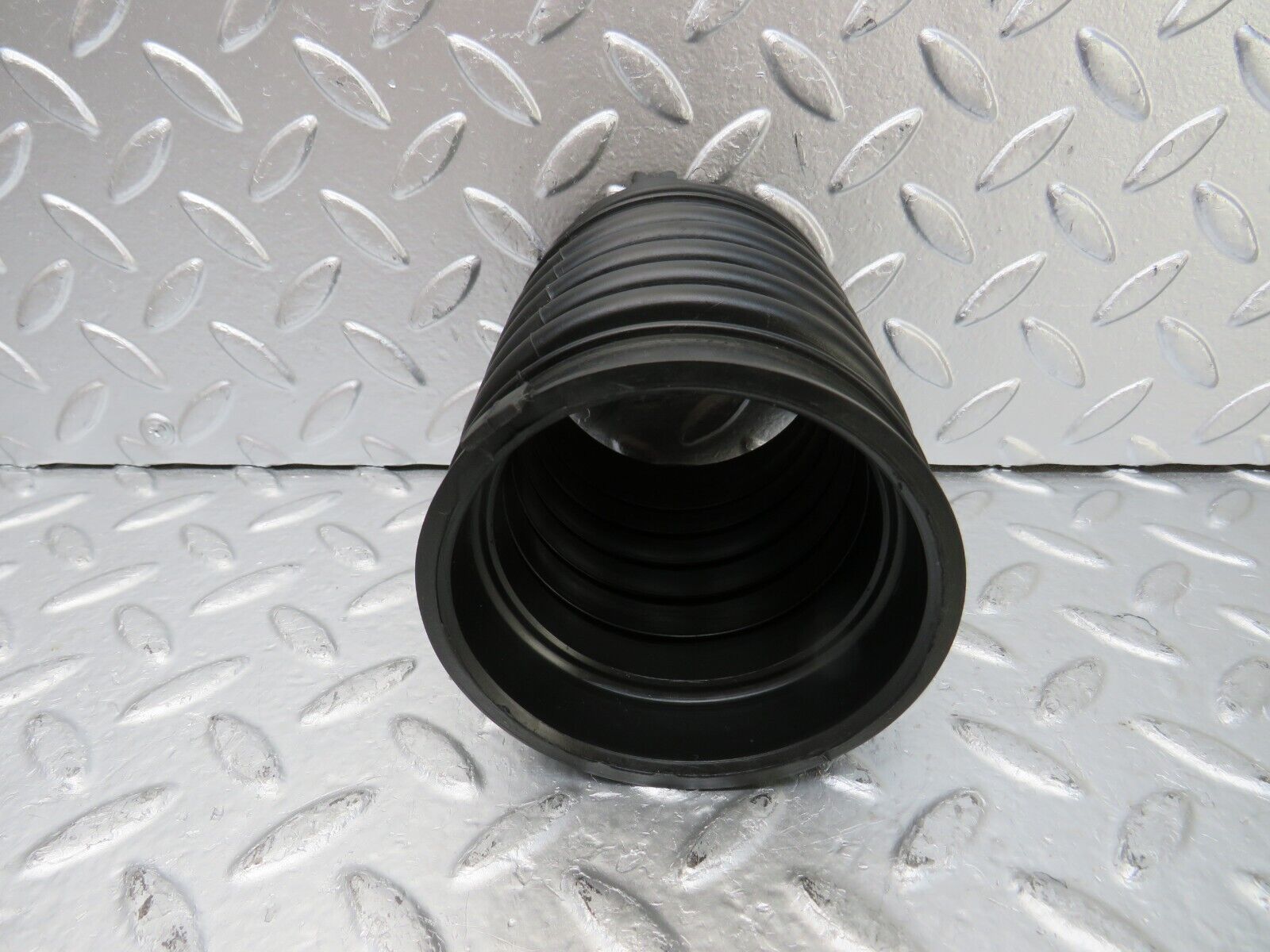 25768 Mercedes-Benz W124 280E Air Intake Hose 1040940191