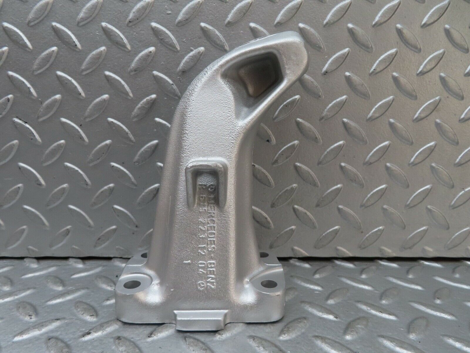 19135 Mercedes-Benz W123 300D Engine Mount Bracket Right Side 6152231204