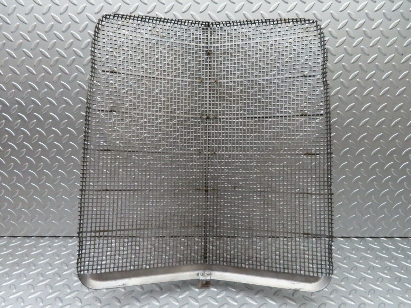 19798 Mercedes-Benz W121 190b Ponton Bonnet Grill