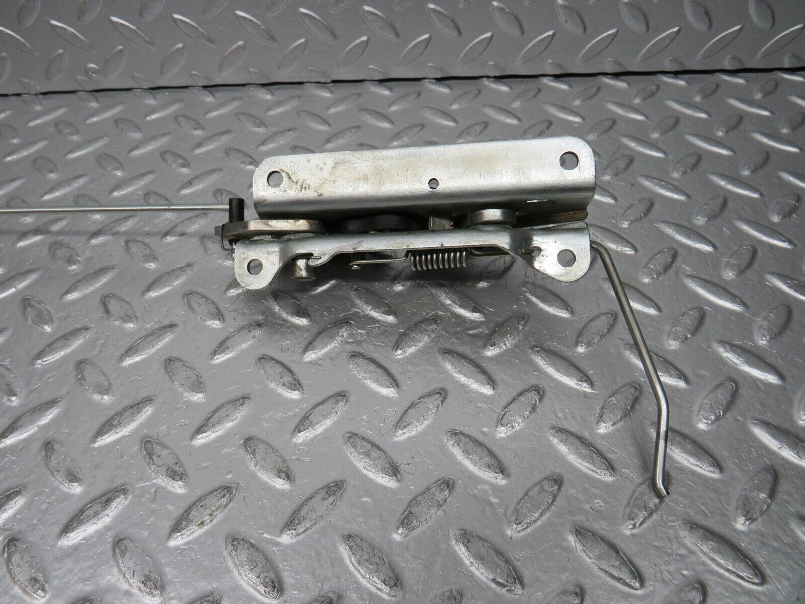 31408 Mercedes-Benz S124 220TE Wagon Rear Right Seat Bench Locking Mechanism