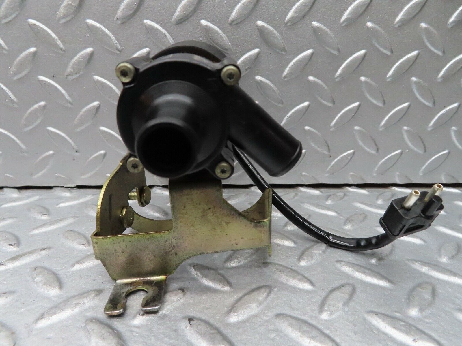 17269 Mercedes-Benz R129 300SL Coupe Heating Water Pump 0018351064