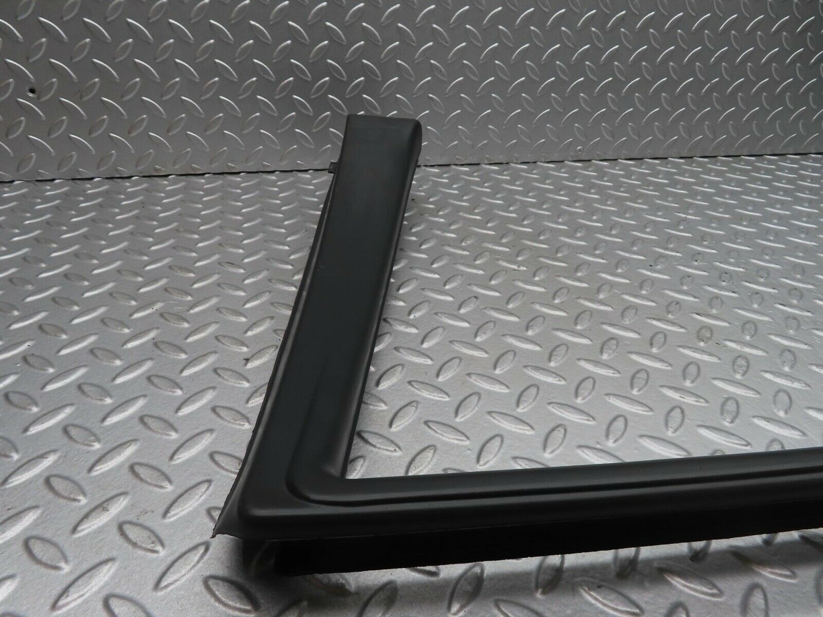 14871 Mercedes-Benz W140 S320 Front Right Door Window Trim 1407206462