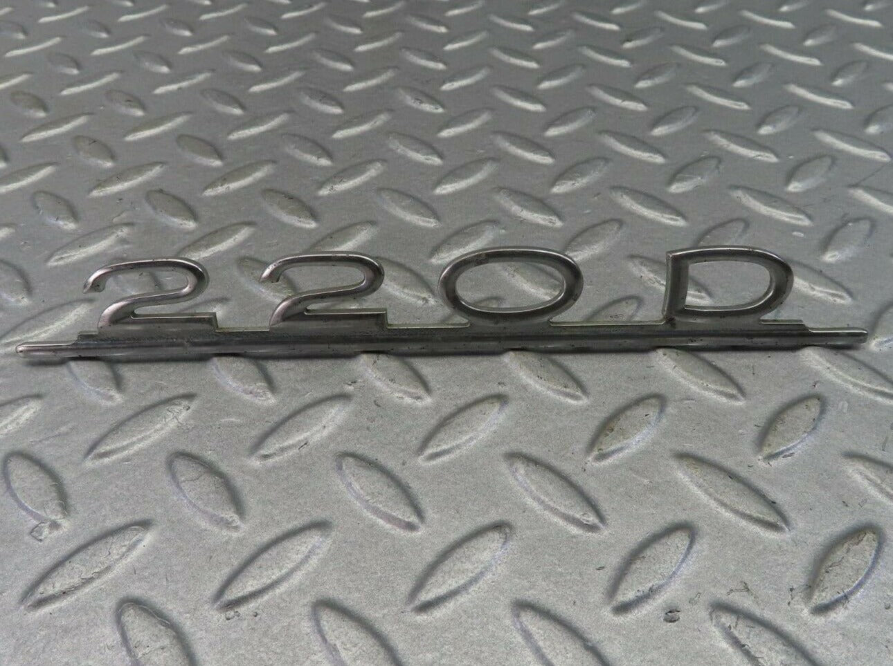 7880 Mercedes-Benz W115 220D Rear Trunk Badge Emblem