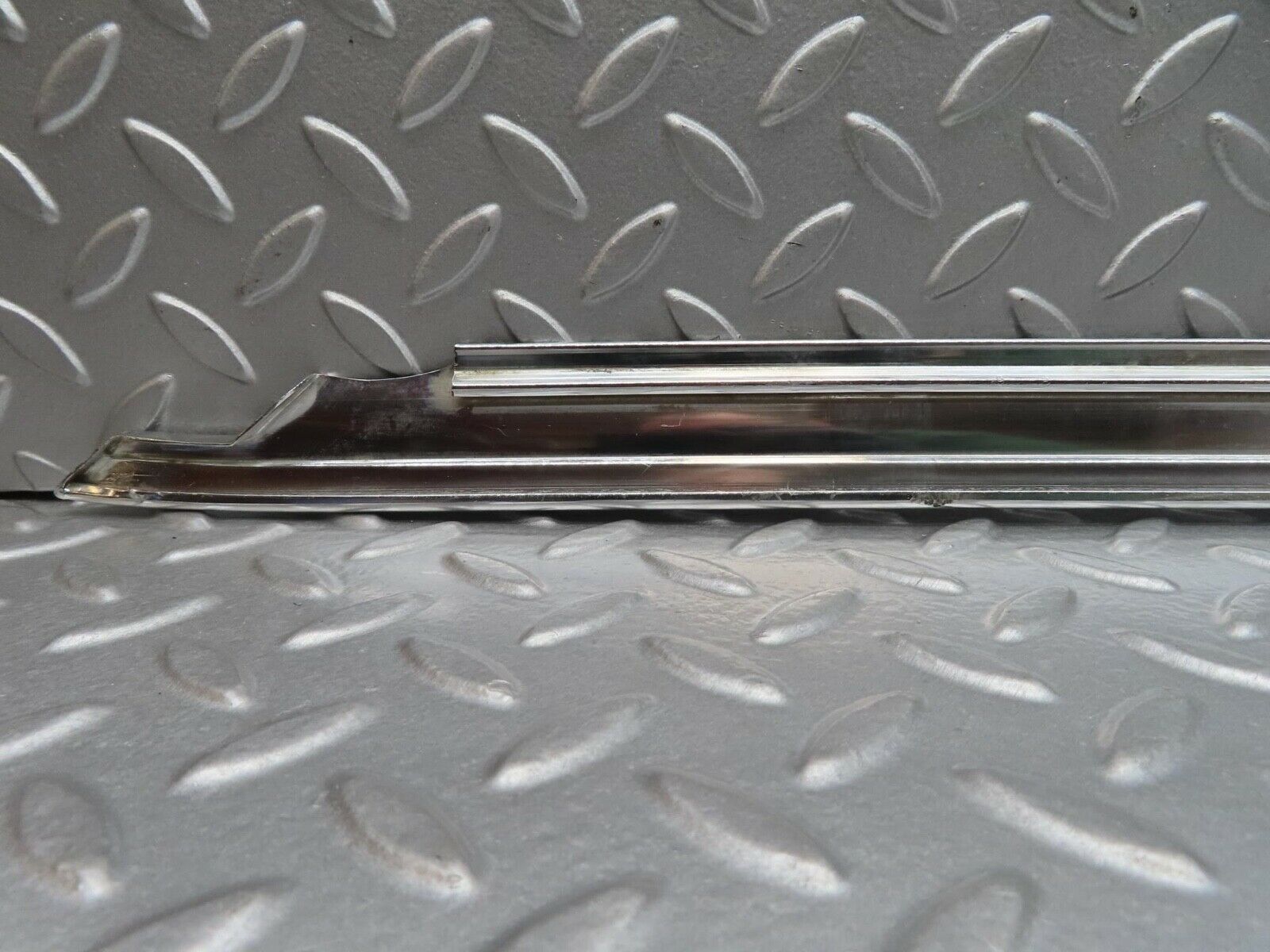 13029 Mercedes-Benz W111 220S Front Right Door Chrome Moulding Trim