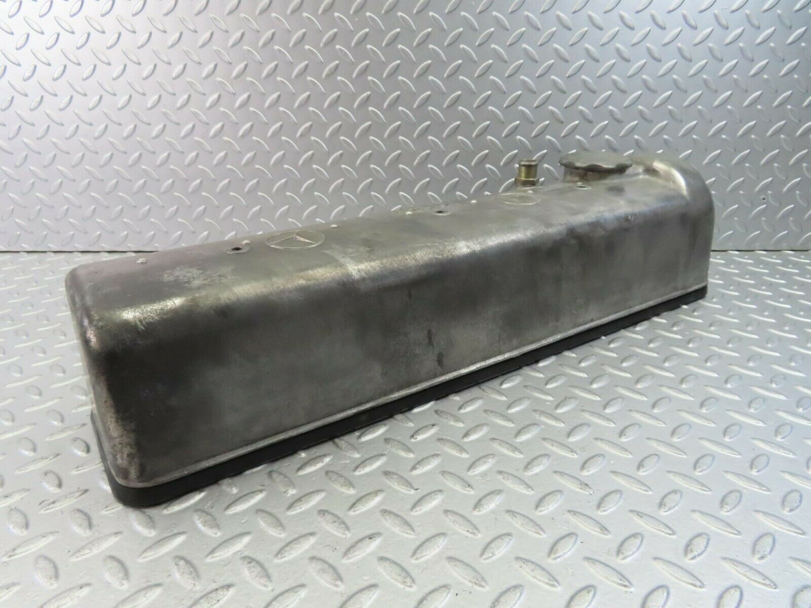 10197 Mercedes-Benz W111 220SE Cylinder Head Valve Cover 1800161305