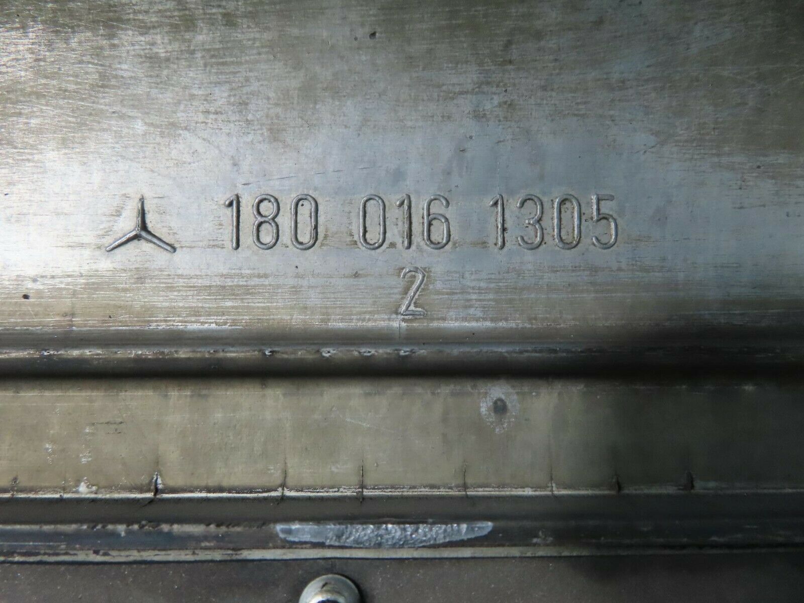 10197 Mercedes-Benz W111 220SE Cylinder Head Valve Cover 1800161305