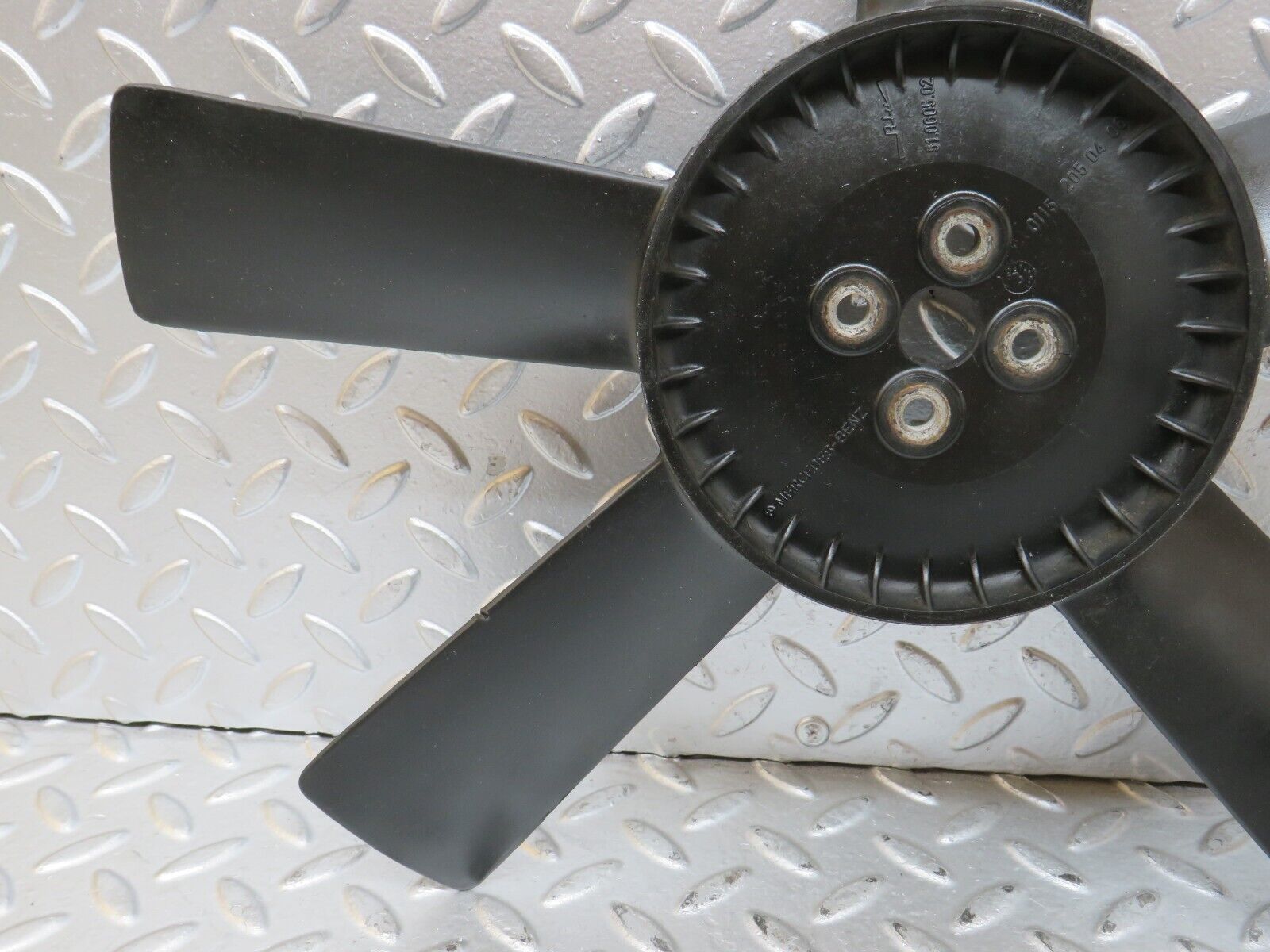 28438 Mercedes-Benz S123 240D Wagon Engine Cooling Fan 01152050406