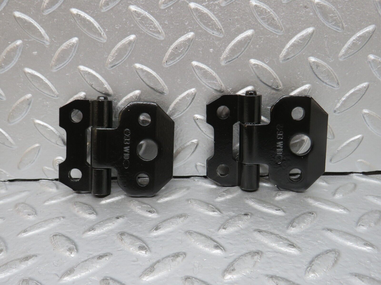 31784 Mercedes-Benz W201 190LE 1.8L Right Door Hinge Pair