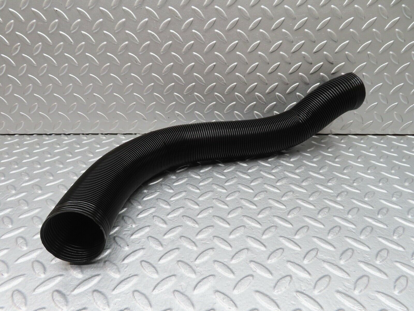 17918 Mercedes-Benz W123 200 Air Duct Pipe Hose