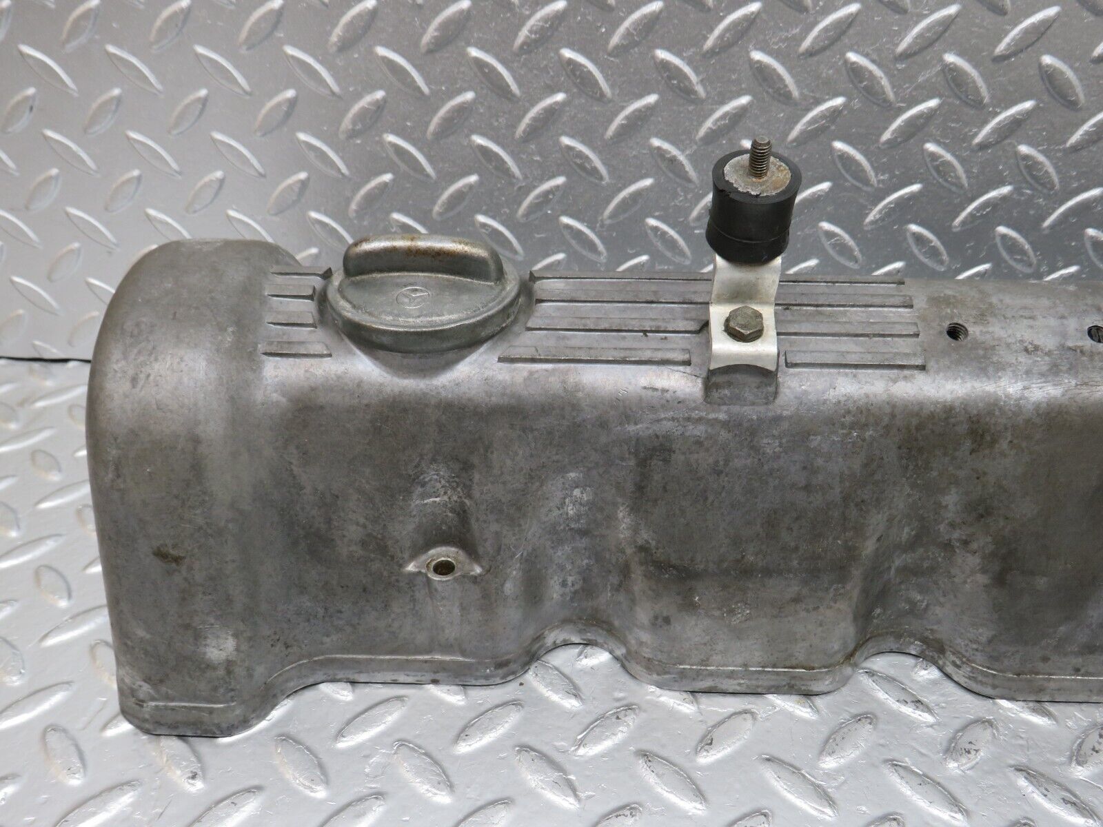 34536 Mercedes-Benz C126 380SEC Cylinder Head Valve Cover Right 1170160105