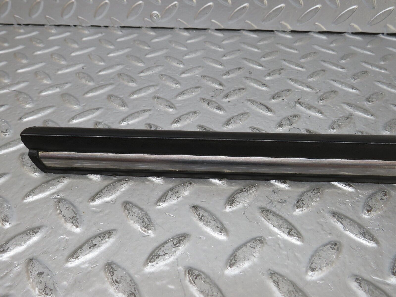 26077 Mercedes-Benz W116 450SE Front Left Fender Wing Centre Moulding Trim