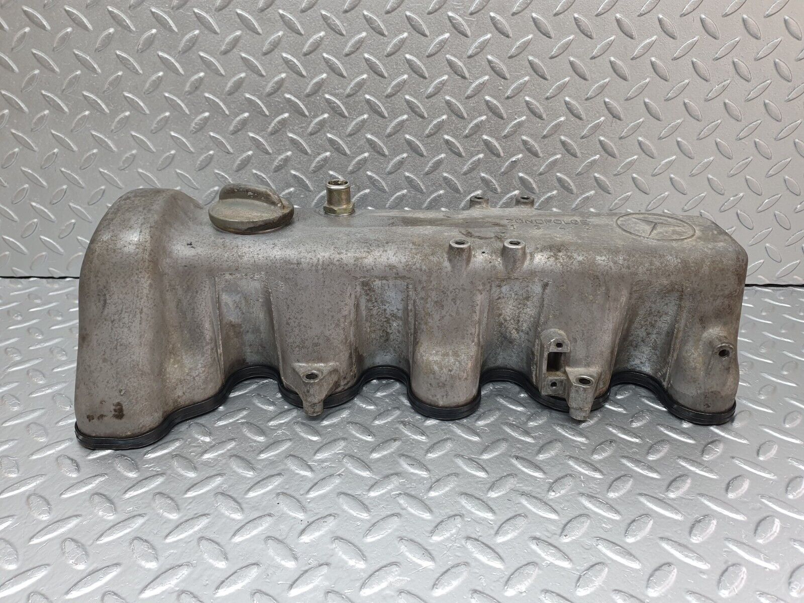 40866 Mercedes-Benz W123 240D Cylinder Head Valve Cover 6160161105