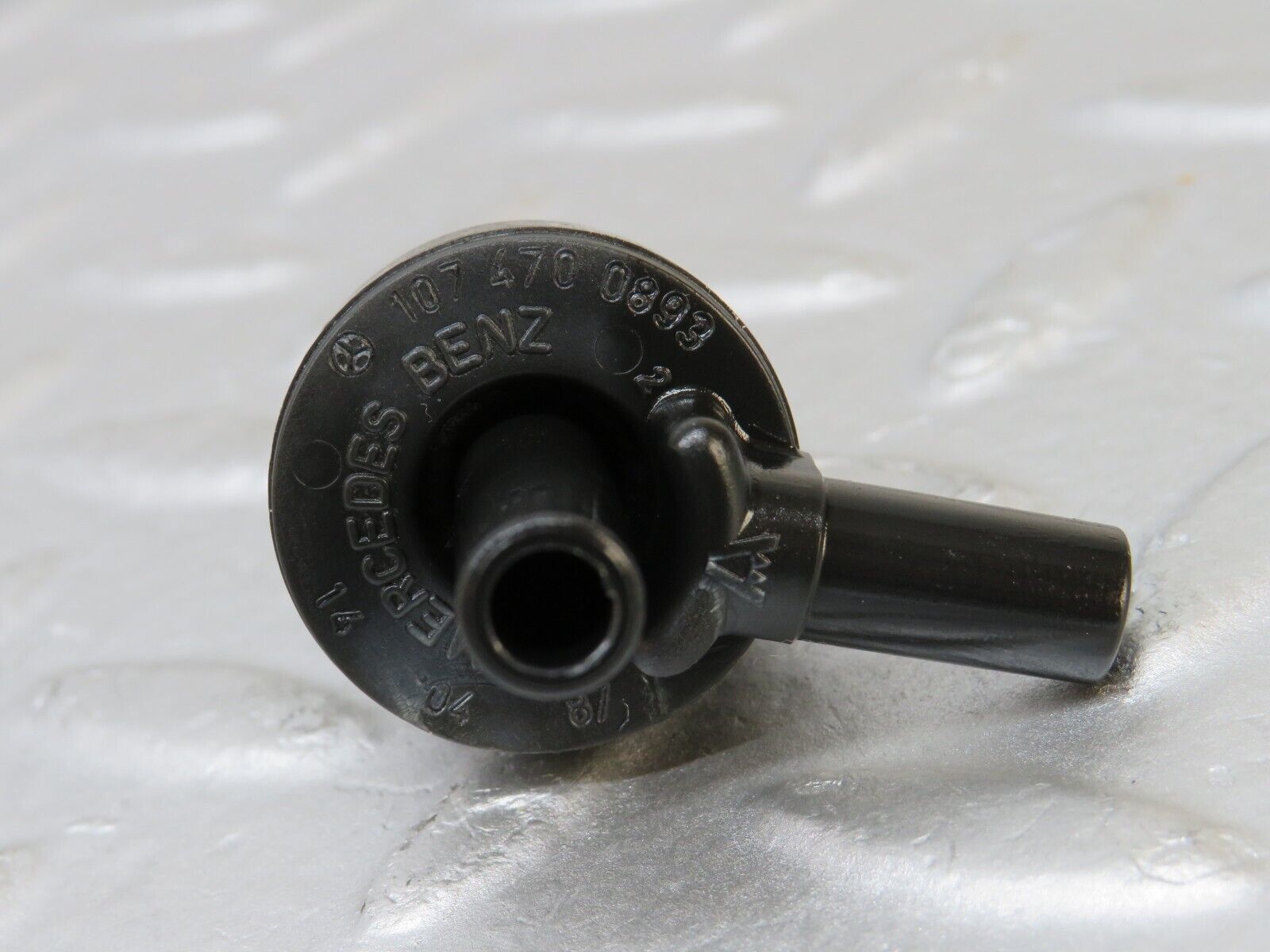 36911 Mercedes-Benz C126 420SEC Coupe Engine Crankcase Vent Valve 1074700893